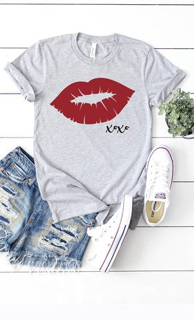 Red Kiss Graphic Tee - Debs on 5th